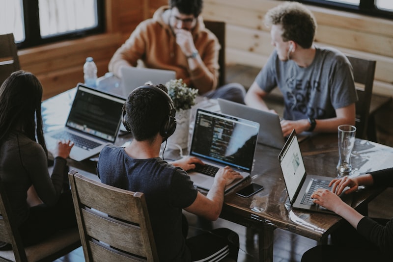Il team di produzione al lavoro in studio